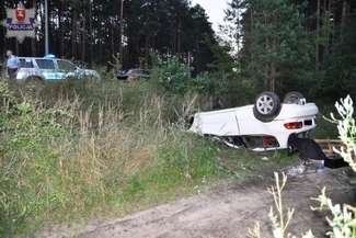 Tereszpol: Wpadł do rowu i dachował. Cztery osoby w szpitalu