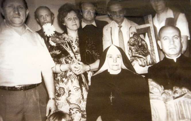 Siostra Klara Staszczak i ksiądz Grzegorz Pawłowski w dniu prymicji 