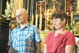 Kamil z mamą w sanktuarium w Radecznicy (Fot. Maciej Kaczanowski)