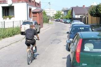 Jedna z propozycji dotyczy zainstalowania na ul. Zakątek tzw. spowalniacza ruchu (fot. Jacek Barczyński)