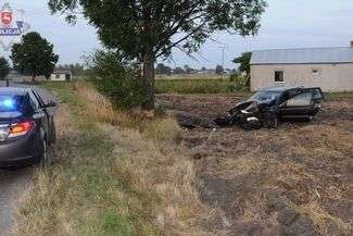 Zjechała z drogi, uderzyła w drzewo. 7 osób w szpitalu