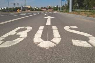 Nowy odcinek drogi (także na moście) będzie mieć jedną jezdnię z czterema pasami ruchu, w tym dwoma zarezerwowanymi dla pojazdów komunikacji miejskiej. Za rzeką jezdnia połączy się z istniejącą już ul. Cukrowniczą (na zdjęciu). Fot. Dominik Smaga