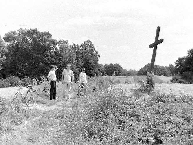 Tajemniczy krzyż w okolicach Zbędowic (fot. ze zbiorów Mikołaja Spóza i Roberta Ocha)