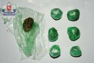 Przyniosła synowi narkotyki do więzienia. Ukryła je w biustonoszu