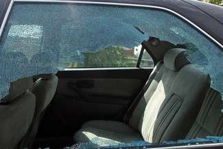 Jeśli nie mamy możliwości dostania się do środka, w celu ratowania życia, mamy prawo wybić szybę i uwolnić uwięzionego malucha - informują policjanci