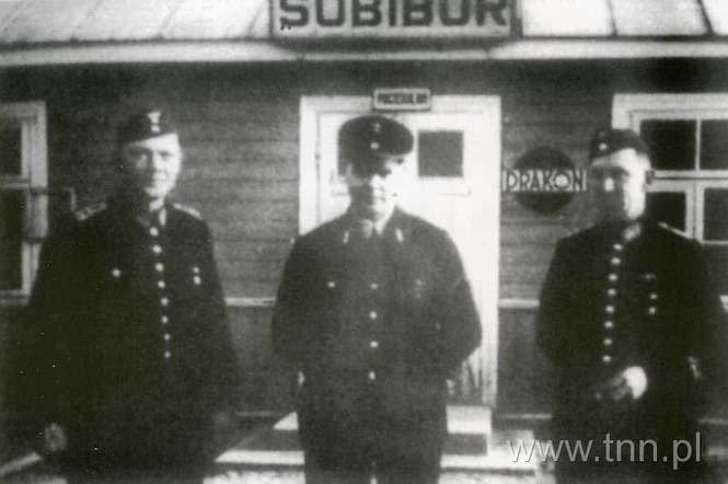 W obozie zagłady w Sobiborze hitlerowcy wymordowali około 250.000 osób. Na zdjęciu: Kolejarze niemieccy przed stacją kolejową w Sobiborze (Fot. Teatr NN Lublin)