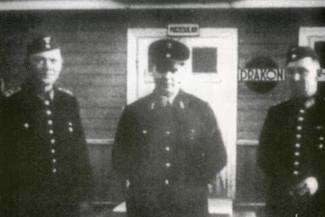 W obozie zagłady w Sobiborze hitlerowcy wymordowali około 250.000 osób. Na zdjęciu: Kolejarze niemieccy przed stacją kolejową w Sobiborze (Fot. Teatr NN Lublin)