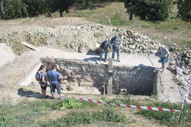 Na Wysokiej Górce archeolodzy pracują w 4,5-metrowych wykopach. (fot. Jacek Barczyński)