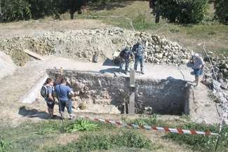 Na Wysokiej Górce archeolodzy pracują w 4,5-metrowych wykopach. (fot. Jacek Barczyński)