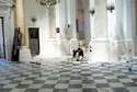 Zatrudnionej w bazylice ekipie pozostały do przykrycia ostatnie metry posadzki. Nowy rombowy wzór to efekt współpracy architektów i konserwatora zabytków (fot. Jacek Barczyński)