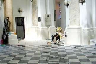 Zatrudnionej w bazylice ekipie pozostały do przykrycia ostatnie metry posadzki. Nowy rombowy wzór to efekt współpracy architektów i konserwatora zabytków (fot. Jacek Barczyński)