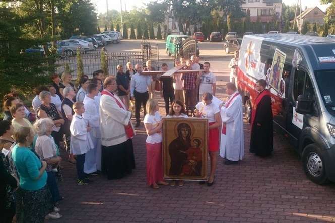 Znaki Światowych Dni Młodzieży przywędrowały do nas z diecezji warszawsko-praskiej (na zdjęciu)<br />
