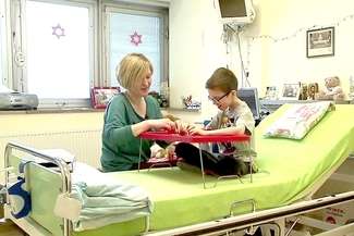  Chłopczyk ma swoje zabawki, a nawet konsolę do gier. Tutaj przyjął pierwszą komunię świętą. – Jest wesołym dzieckiem. Bardzo lubi robić zdjęcia, ale nie może już grać na komputerze, bo jest za słaby – mówi jego mama