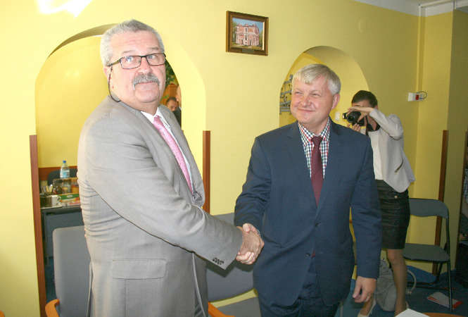 Zygmunt Kwiatkowski (z lewej) podziękował wójtowi Krzysztofowi Brzezińskiemu za niezwłoczne wydanie decyzji środowiskowej (fot. Radosław Szczęch)