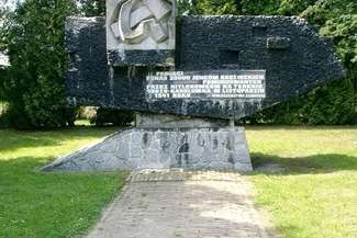 Pomnik jeńców radzieckich na Karolówce (Fot. wikipedia)