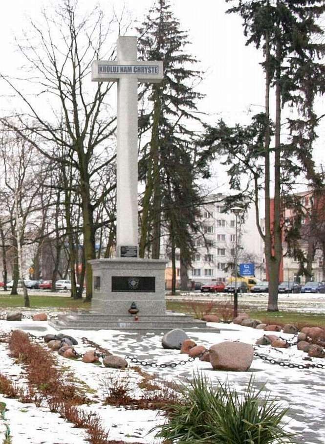 Kamienie połączone łańcuchem, które pod krzyżem na Skwerze Niepodległości tworzyły różaniec, zdemontowano w trakcie rewitalizacji tego miejsca