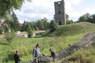 Zrobiony przez archeologów wykop przebiega dokładnie w miejscu, w którym ma powstać ścieżka wokół rozlewiska
