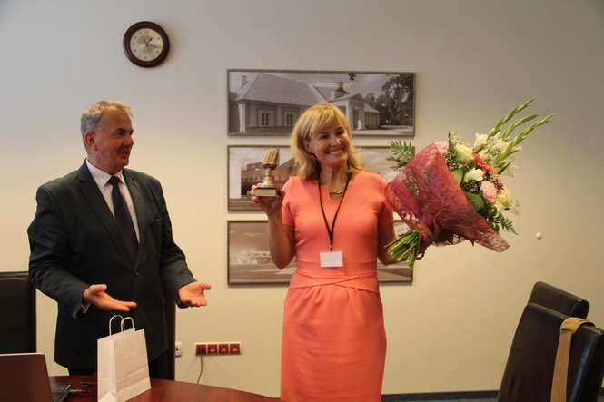 W podziękowaniu za pracę na stanowisku rzecznika prasowego Joanna Kozłowiec otrzymała od Dariusza Oleńskiego dyrektora szpitala statuetkę złotego mikrofonu (fot. Ewelina Burda)