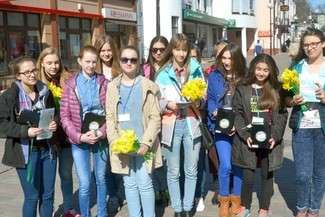 Wśród wolontariuszy, którzy poświęcają swój czas, aby pobyć z chorymi są także uczniowie chełmskiego Zespołu Szkół Ogólnokształcących nr 1 (Fot. Stowarzyszenie Hospicjum Domowe)