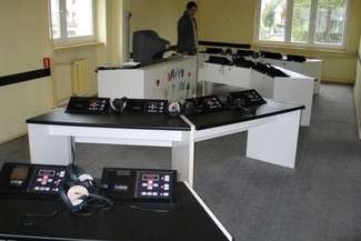 Poza sekretariatem w nienaruszonym stanie pozostało jeszcze tylko laboratorium językowe. Na jego przestarzałe, choć wciąż sprawne wyposażenie, nie ma chętnych (Fot. Jacek Barczyński)