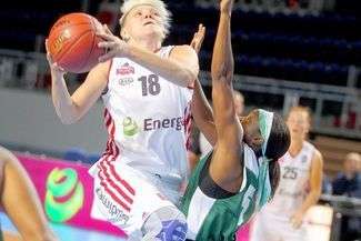 Fragment spotkania Energi Toruń z Pszczółka AZS UMCS Lublin. W akcji obronnej Leah Metcalf (w zielonym stroju), fot. Łukasz Lubiński/Energa-Katarzynki.PL