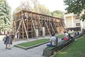 W centrum Lwowa już stoi Tężnia – monumentalna instalacja lubelskiego artysty Roberta Kuśmirowskiego. Fot. mat. organizatora
