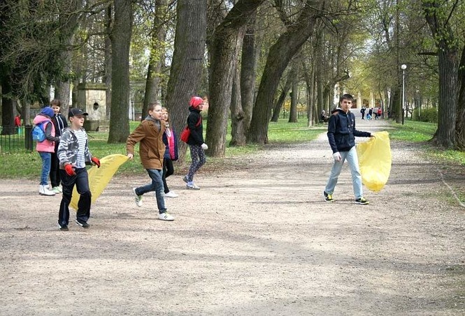 Wielkie sprzątanie w Parku Czartoryskich w Puławach