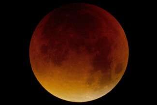 Krwawy olbrzym na nocnym niebie. Zaćmienie Księżyca - zdjęcia Czytelników