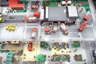 Makieta PRL i zburzenie Muru Berlińskiego zbudowane z klocków LEGO. Wystawa już w Lublinie