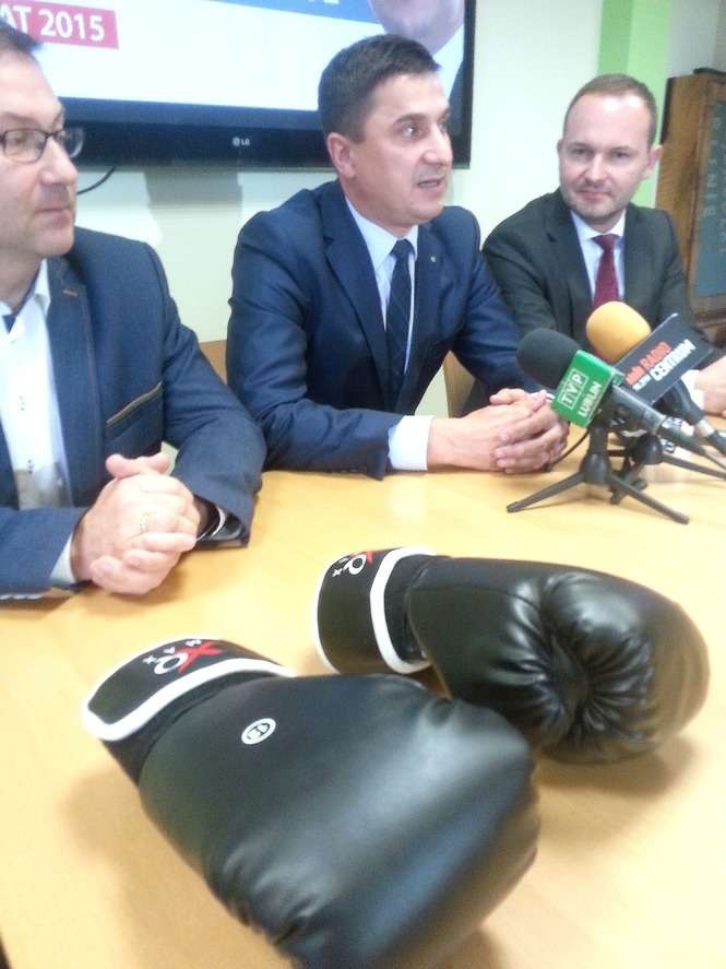 Marceli Niezgoda (w środku) na konferencję prasową przyniósł rękawice bokserskie. Fot. Tomasz Maciuszczak