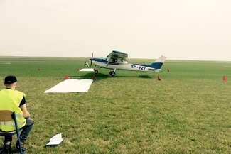 Jednym z zadań pilota będzie posadowienie maszyny głównymi kołami dokładnie w polu pomiędzy płachtami (Fot. Fot. Łukasz Puzio)
