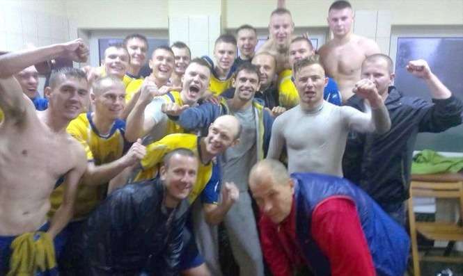 Tak cieszyli się piłkarze Polesia Kock po wygranej w Białej Podlaskiej<br />
<br />
Fot. twitter.com/PolesieKock