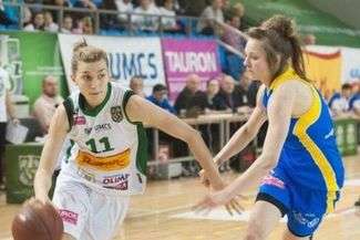 Aldona Morawiec (z piłką) i jej koleżanki wróciły z Gorzowa Wielkopolskiego bez zwycięstwa

FOT. AZS.UMCS.PL