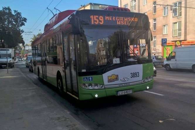 Dzisiaj w trolejbusie linii 159 mylących kartek "nowa trasa" już nie było. Fot. Dominik Smaga