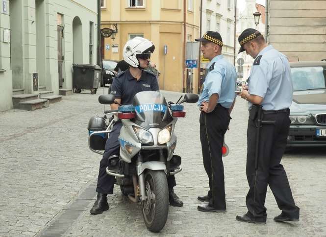 Policjanci i strażnicy miejscy będą „ścigać” wagarowiczów (Fot. Maciej Kaczanowski)<br />
