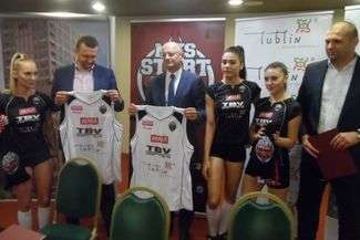 Do tej decyzji nie trzeba było długo nas namawiać – mówi Wojciech Dzioba, prezes zarządu TBV (drugi z lewej)
FOT. KAMIL KOZIOŁ
