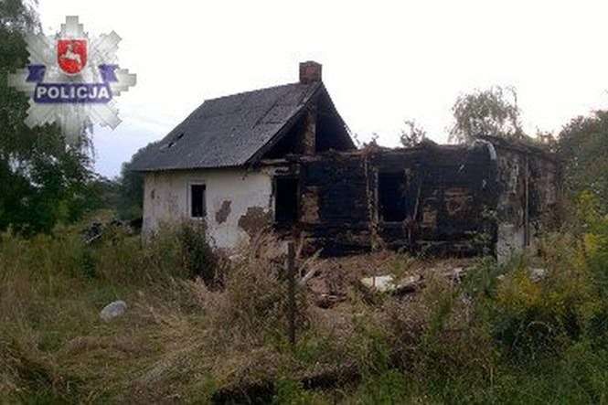 Policjanci ustalili i zatrzymali mężczyznę, który 3 września podpalił niezamieszkały dom w Żółkiewce (fot. Policja)
