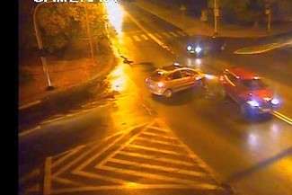 Pijany sprawca kolizji. Wszystko nagrał monitoring (wideo)