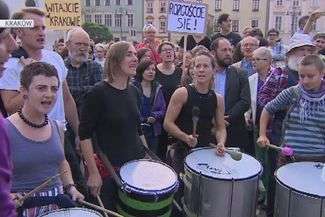 "Nie dla imigrantów" kontra "Uchodźcy mile widziani". Manifestacje w polskich miastach