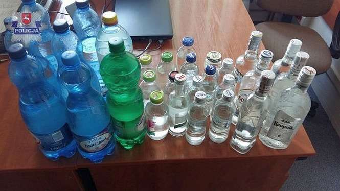 Alkohol znaleziony w mieszkaniu przez policjantów (fot. Policja)