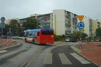 Alarm 24: Autobus MZK przez rondo na skróty (wideo)