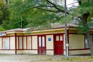 W budynku po stacji ma powstać sklep odzieżowo-obuwniczy
