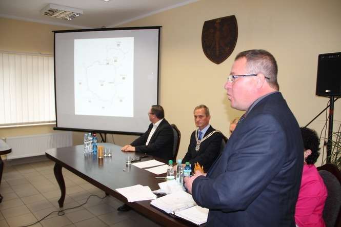 We wtorek na nadzwyczajnej sesji burmistrz Terespola Jacek Danieluk wytknął błędy map zagrożenia powodziowego. Apeluje o ich weryfikację (fot. E. Burda)