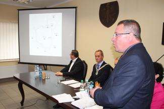 We wtorek na nadzwyczajnej sesji burmistrz Terespola Jacek Danieluk wytknął błędy map zagrożenia powodziowego. Apeluje o ich weryfikację (fot. E. Burda)