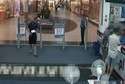Złodziej z centrum handlowego nagrany przez kamerę (wideo)