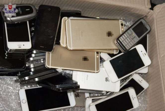 W trakcie przeszukania mieszkania, które zajmował 24-latek policjanci zabezpieczyli liczną ilość telefonów komórkowych, sprzętu komputerowego i ich części