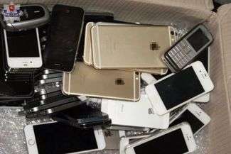 W trakcie przeszukania mieszkania, które zajmował 24-latek policjanci zabezpieczyli liczną ilość telefonów komórkowych, sprzętu komputerowego i ich części