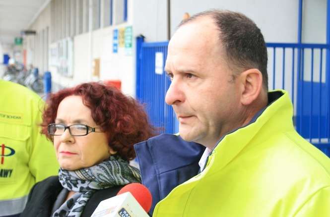 Elżbieta Kruk i Sławomir Wręga podczas konferencji przed bramą Zakładów Azotowych krytykowali budowę nowej elektrociepłowni w gminie Puławy (fot. Radosław Szczęch)