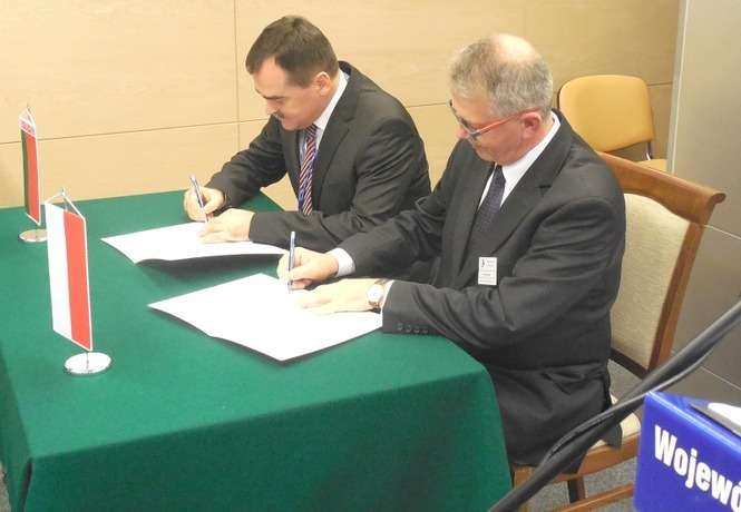 Aleksander Karpicki, szef szpitala w Brześciu i Dariusz Oleński, dyrektor WSzS podpisują umowę o współpracy. Fot. Ewelina Burda<br />
