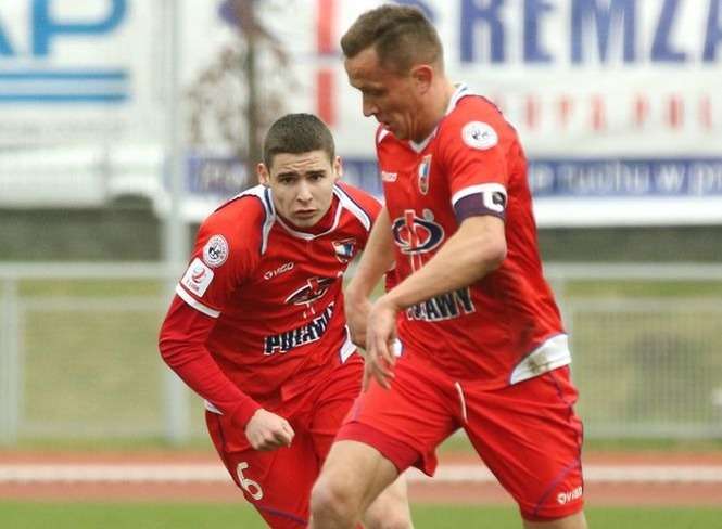 Jarosław Niezgoda (z lewej) zachwyca ostatnio formą. Z piłką Konrad Nowak<br />
FOT. MACIEJ KACZANOWSKI<br />
